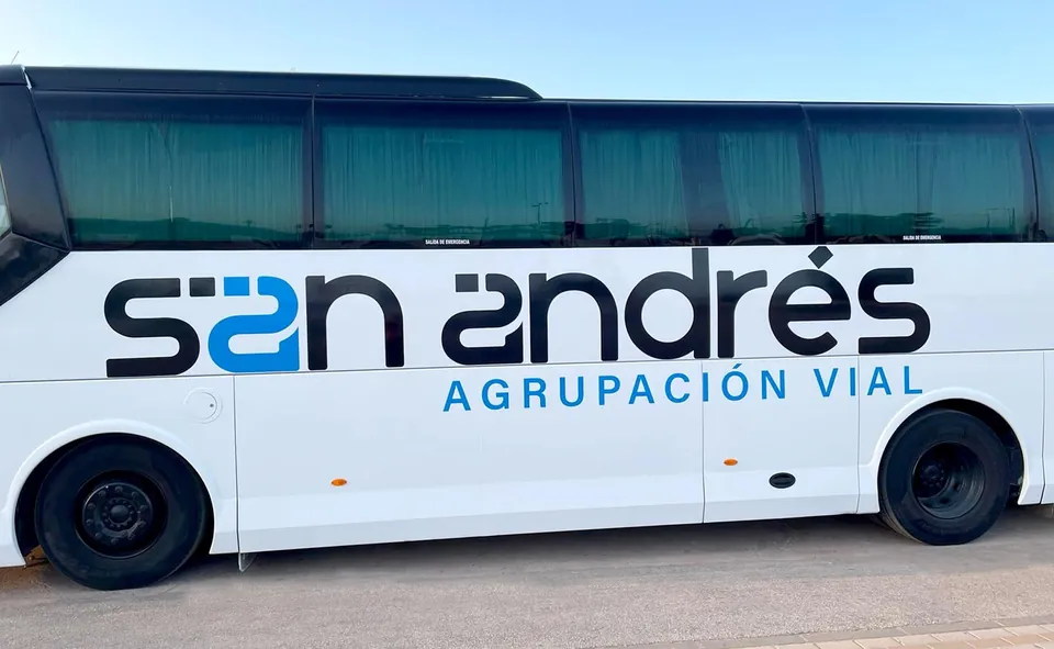 Autocar de San Andrés Agrupación Vial rotulado por FANS Marketing
